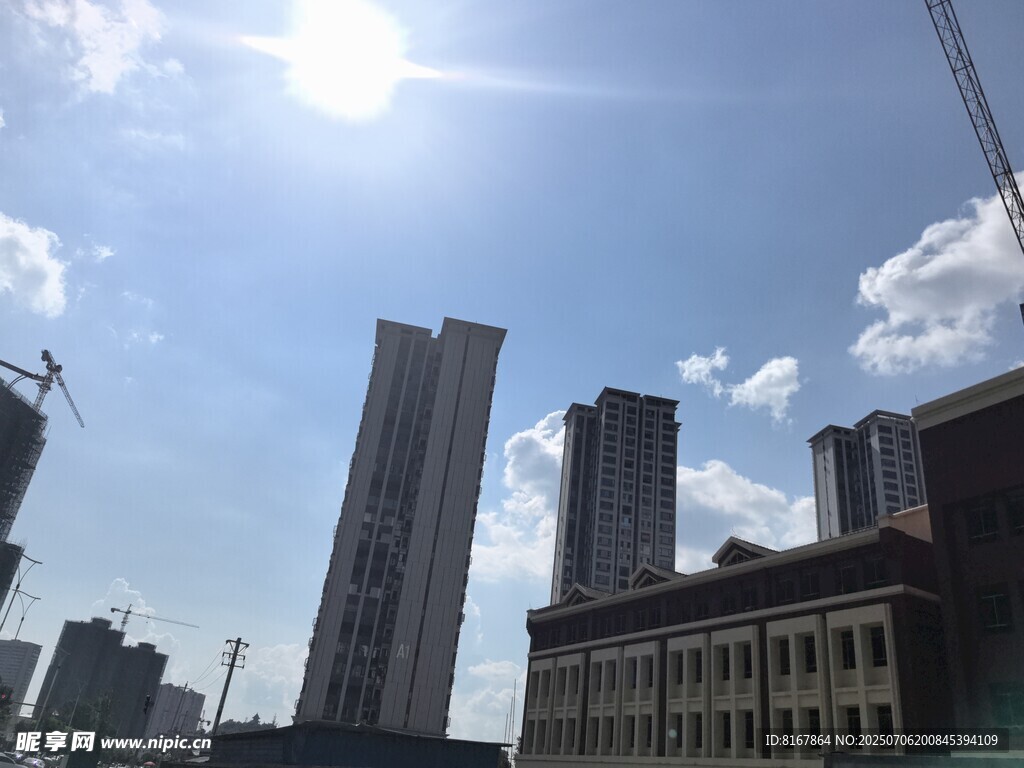 城市天际线与阳光照耀景象