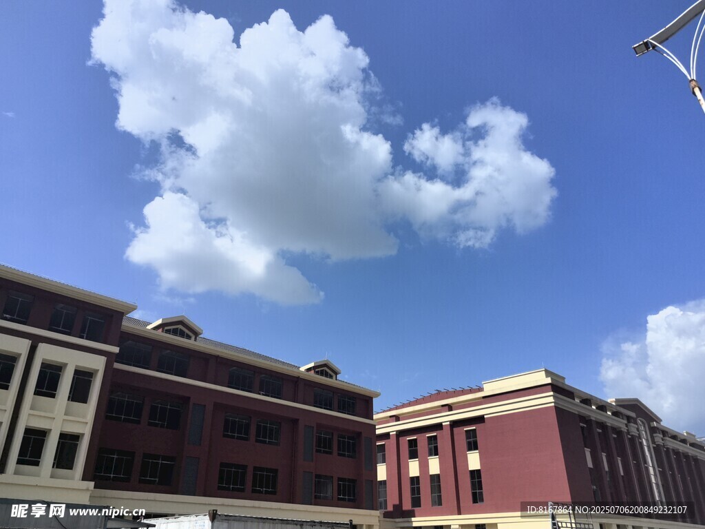 蓝天白云下的红墙建筑