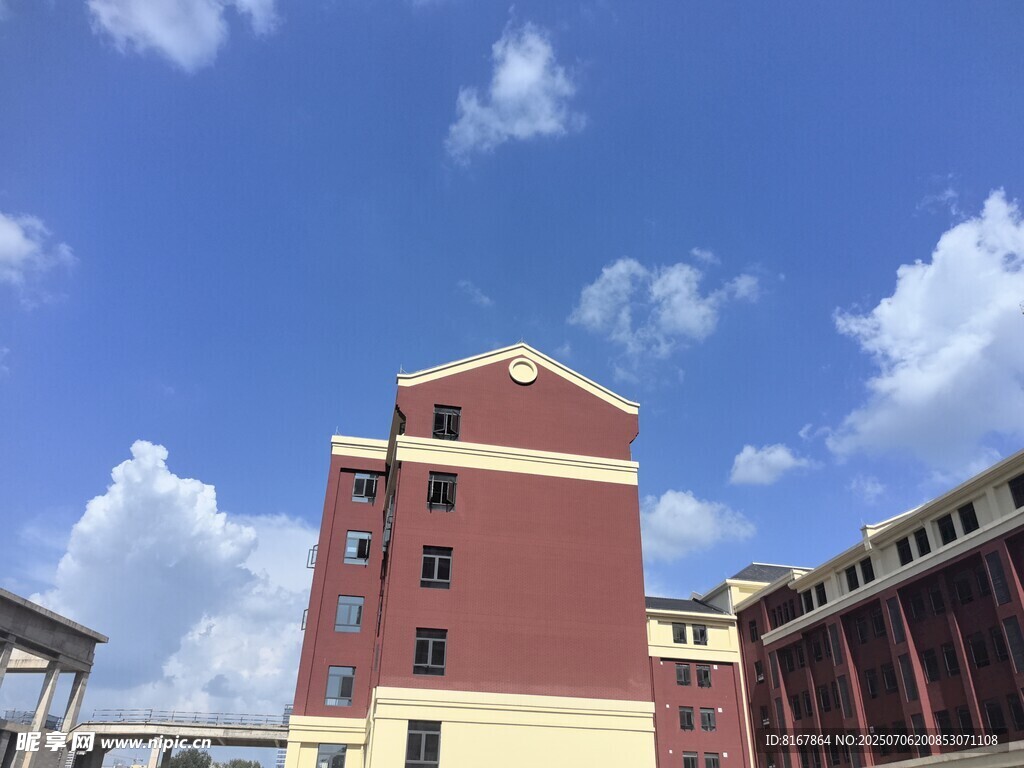 红砖建筑与蓝天白云