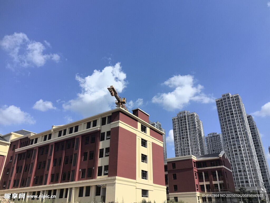 城市中矗立的特色建筑