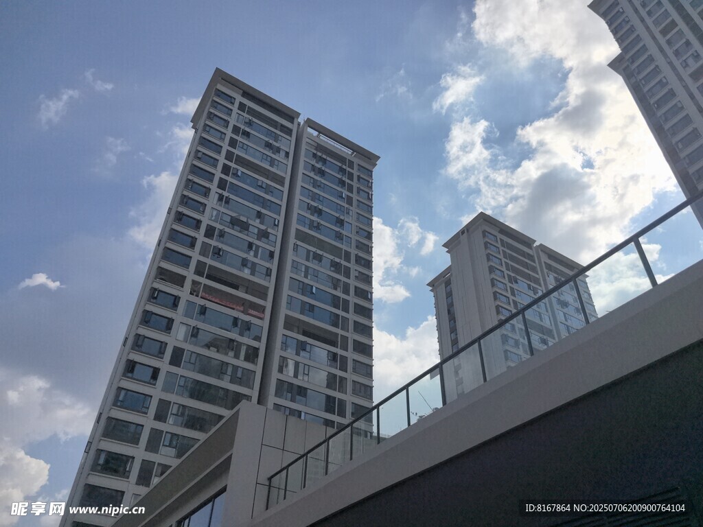 城市高楼与蓝天白云