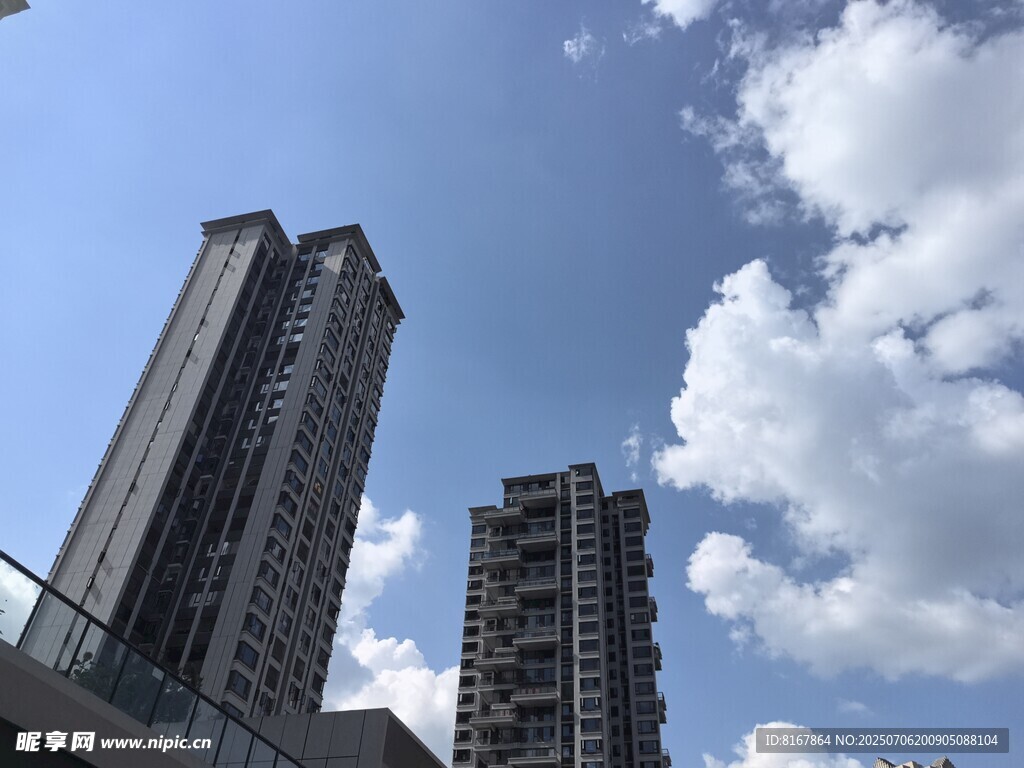 城市高楼与蓝天白云