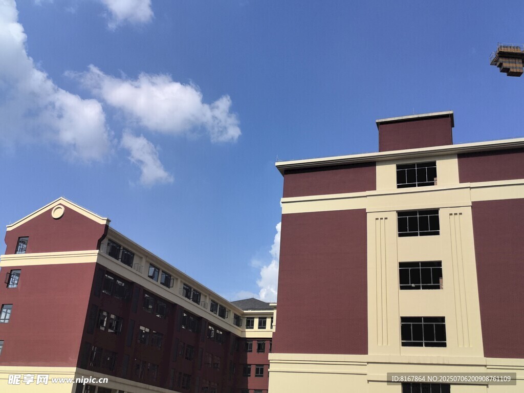 多层红棕建筑与蓝天