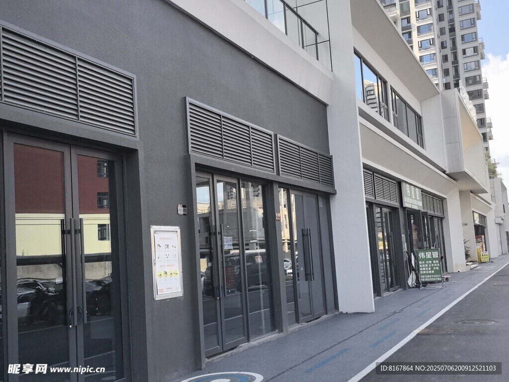 城市街边的现代商铺外观