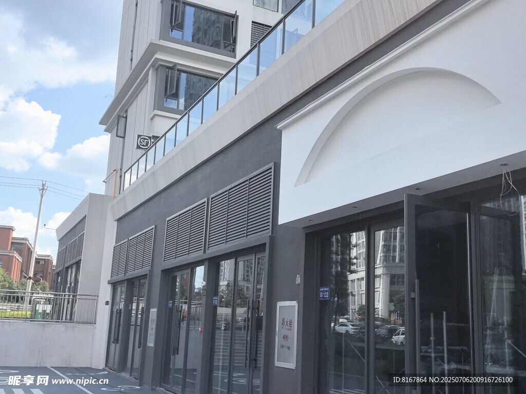 现代风格临街商业建筑