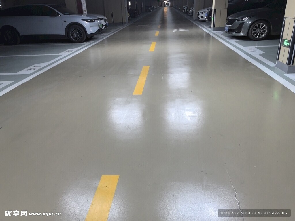 光滑反光的地下停车场路面