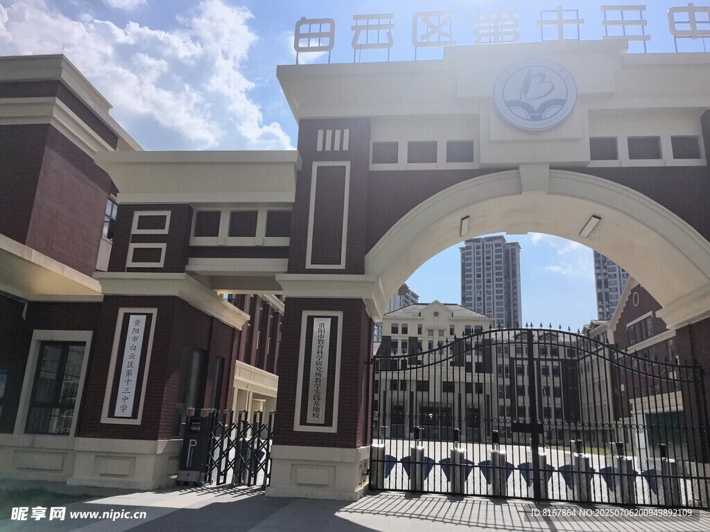 学校大门前整齐列队的学生