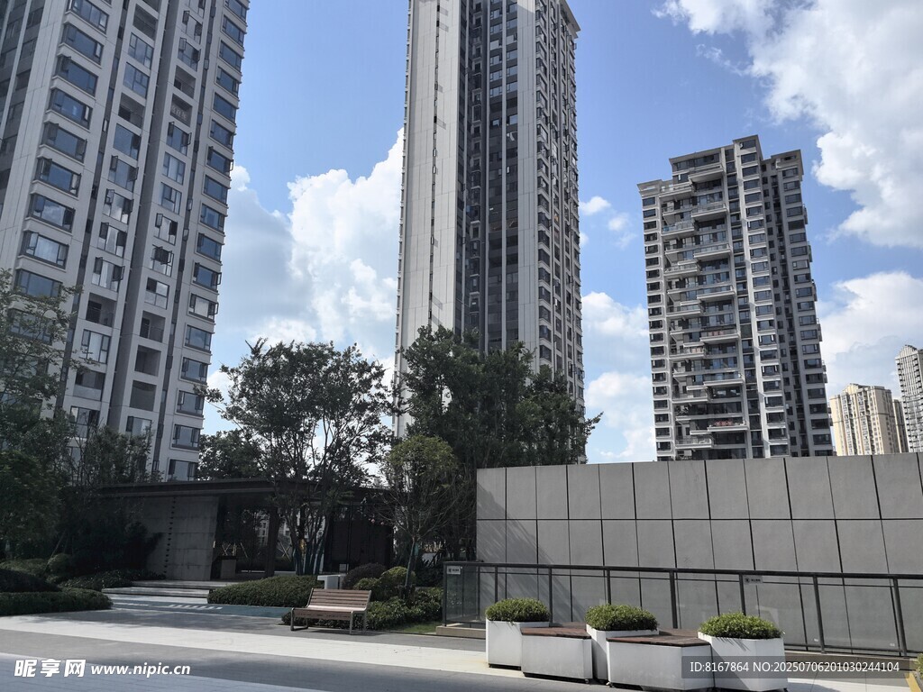 城市高楼与绿植景观