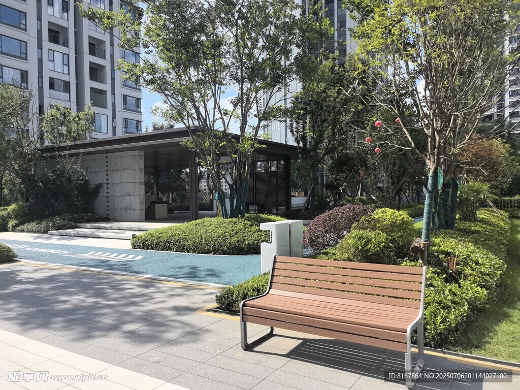 小区内的休闲长椅景观
