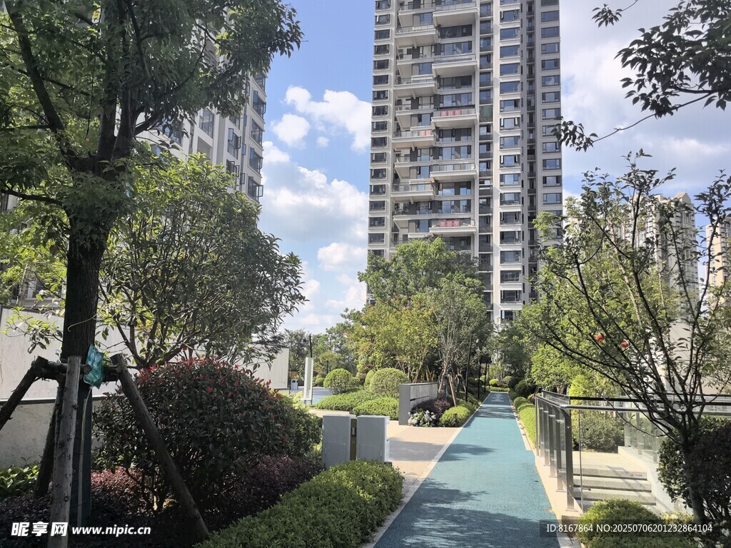 小区内的景观步道与高楼