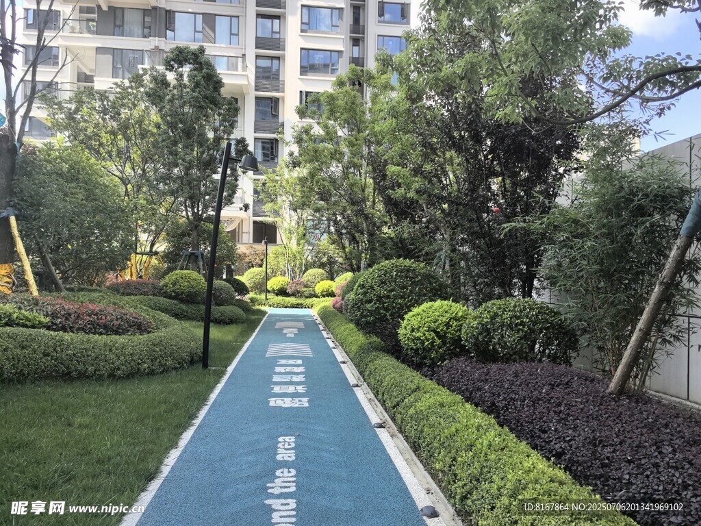 小区内的景观步道