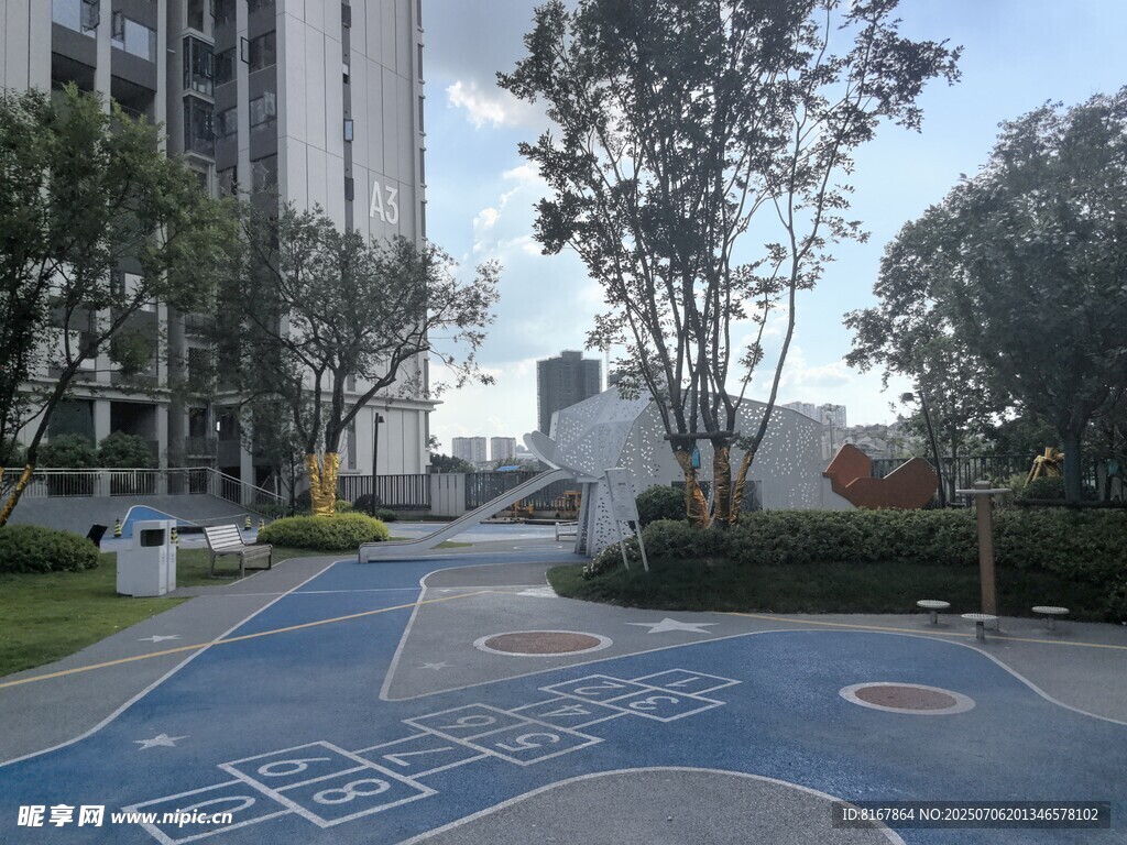 小区内的彩色篮球场地