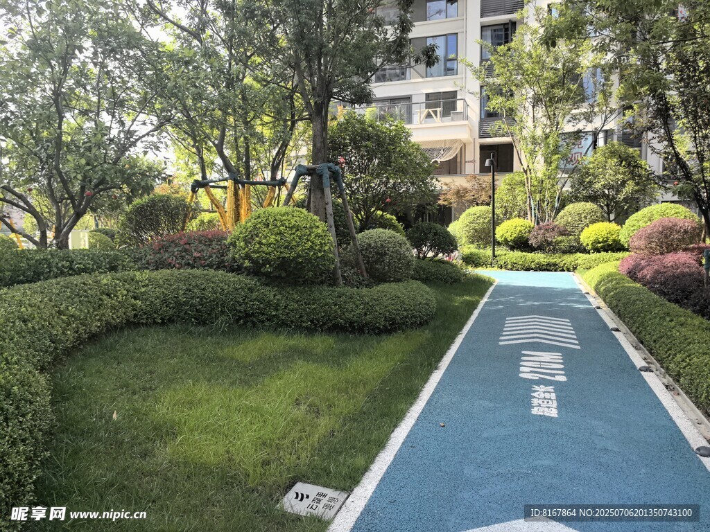 小区内的精致景观步道