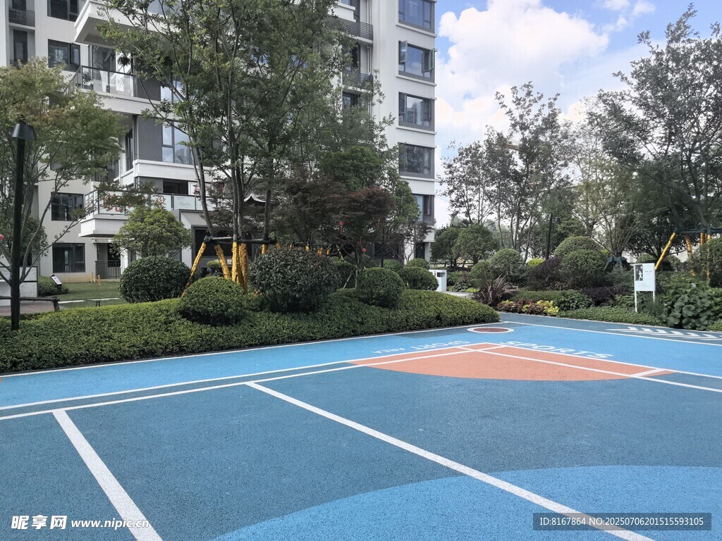 小区内的多彩户外篮球场