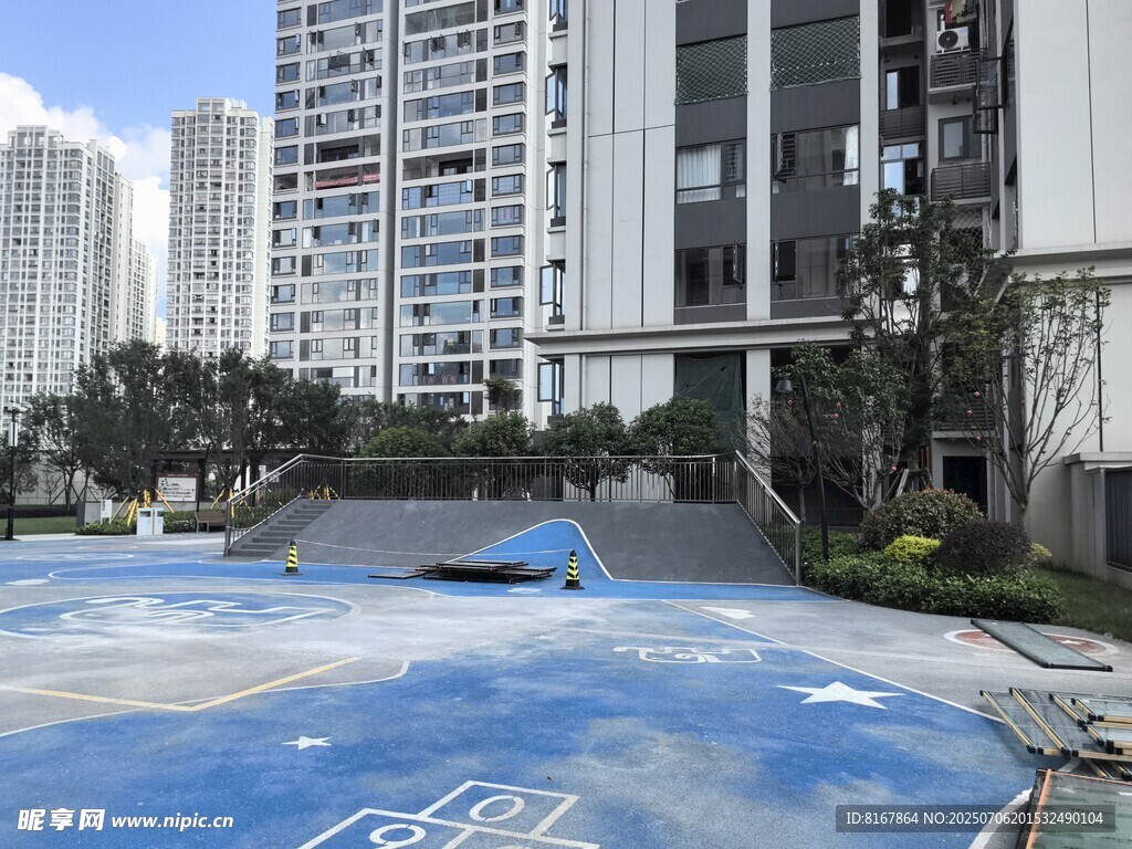 现代小区内的多彩地面景观