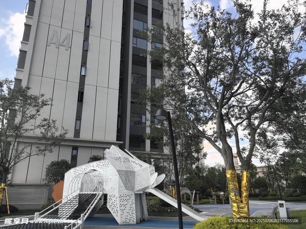 现代建筑前的独特雕塑景观