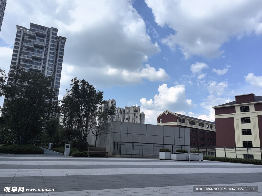 城市街景与蓝天白云建筑
