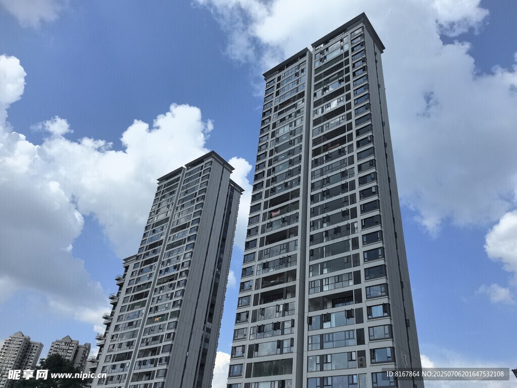 高楼矗立蓝天白云间