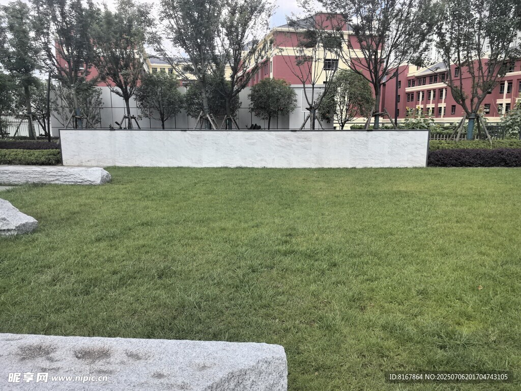 户外平整草坪景观