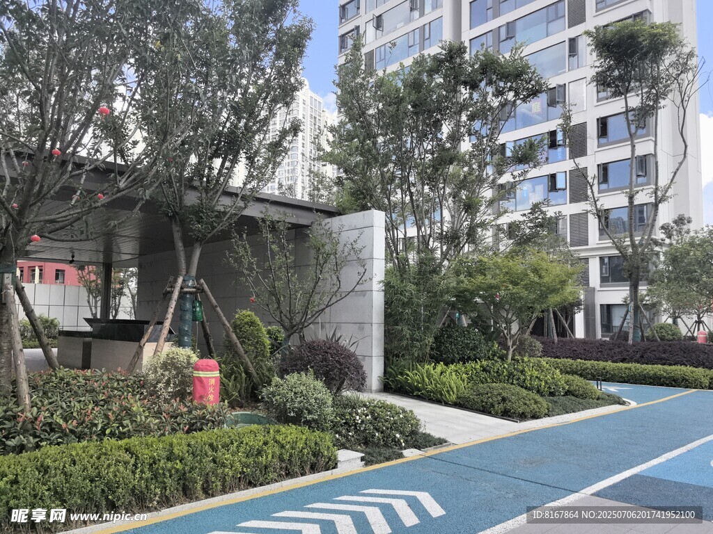 现代小区景观步道一角