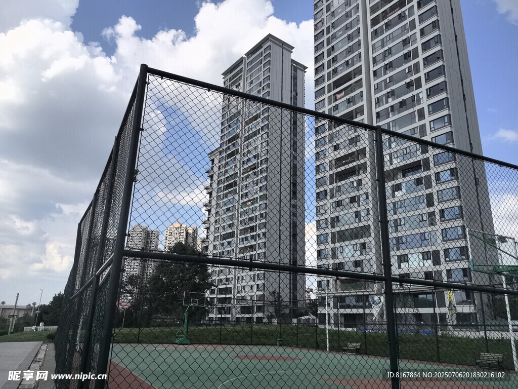 城市中的网球场与高楼