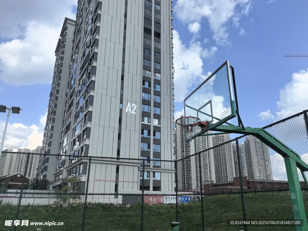 小区旁的篮球架与高楼