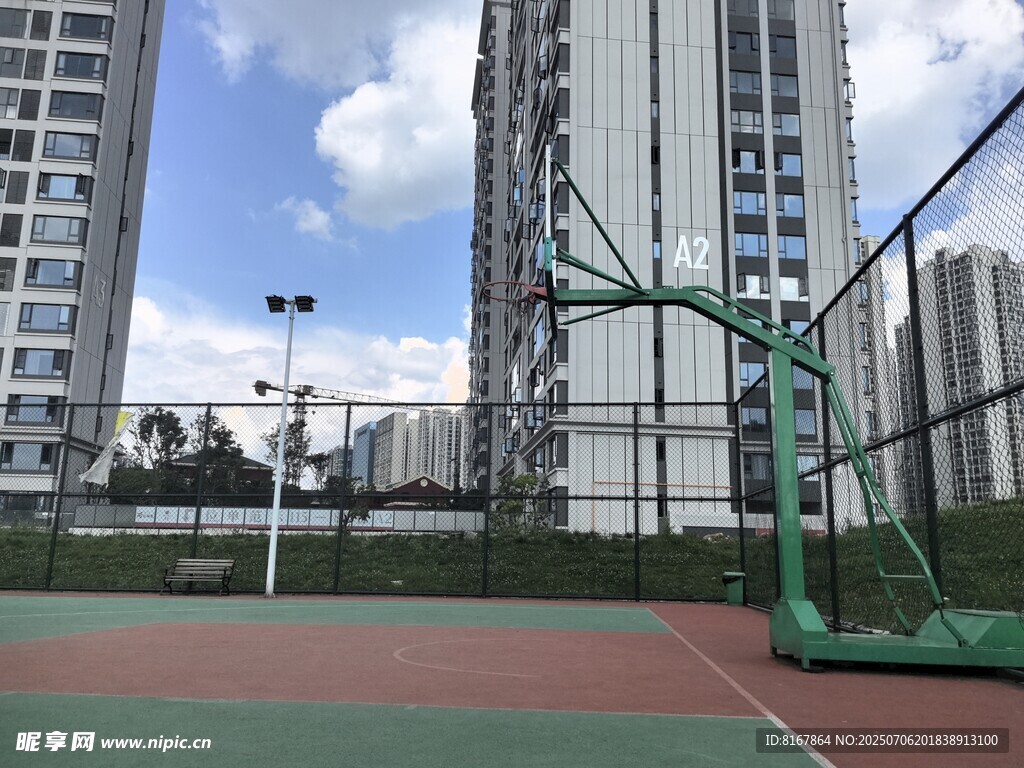 城市中的户外篮球场地