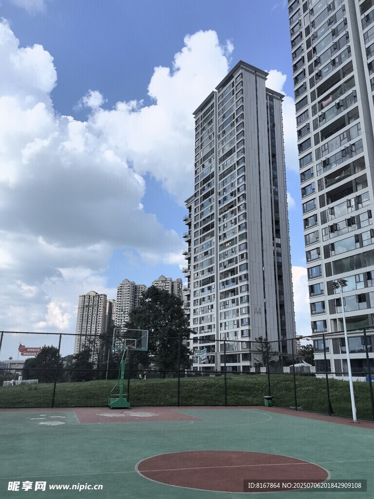 城市中的篮球场地与高楼