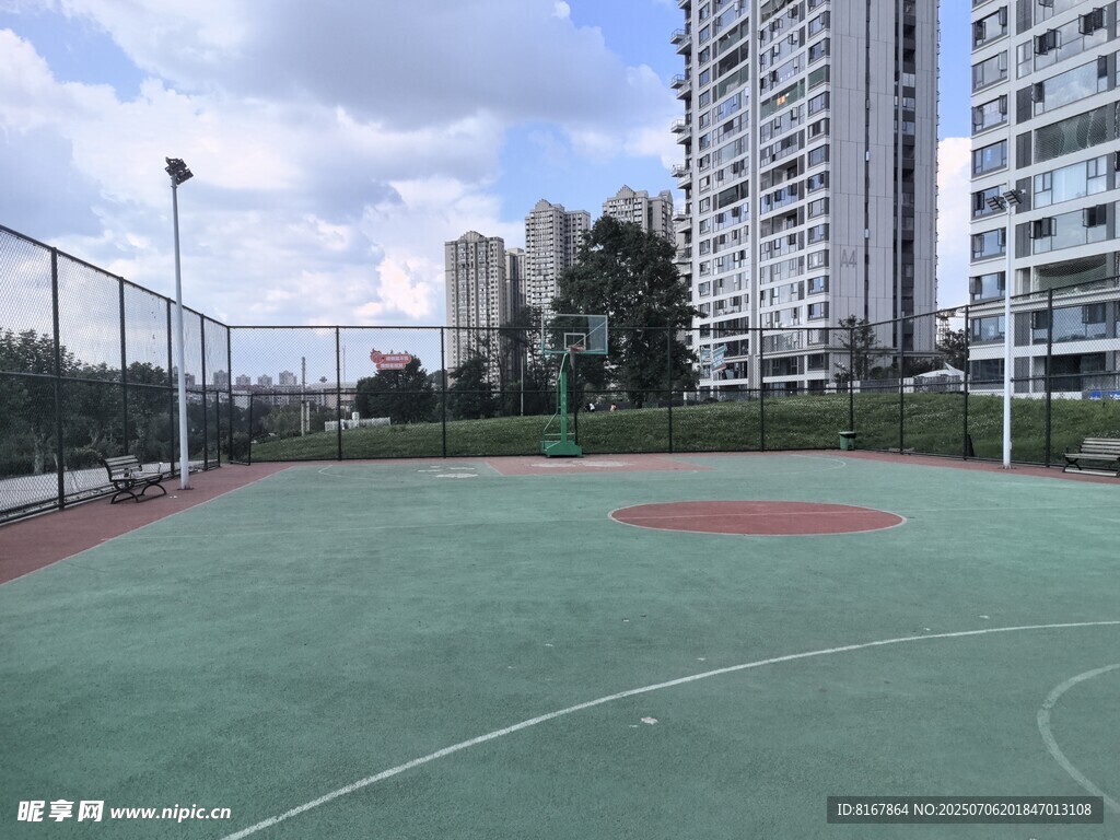 城市中的户外篮球场地