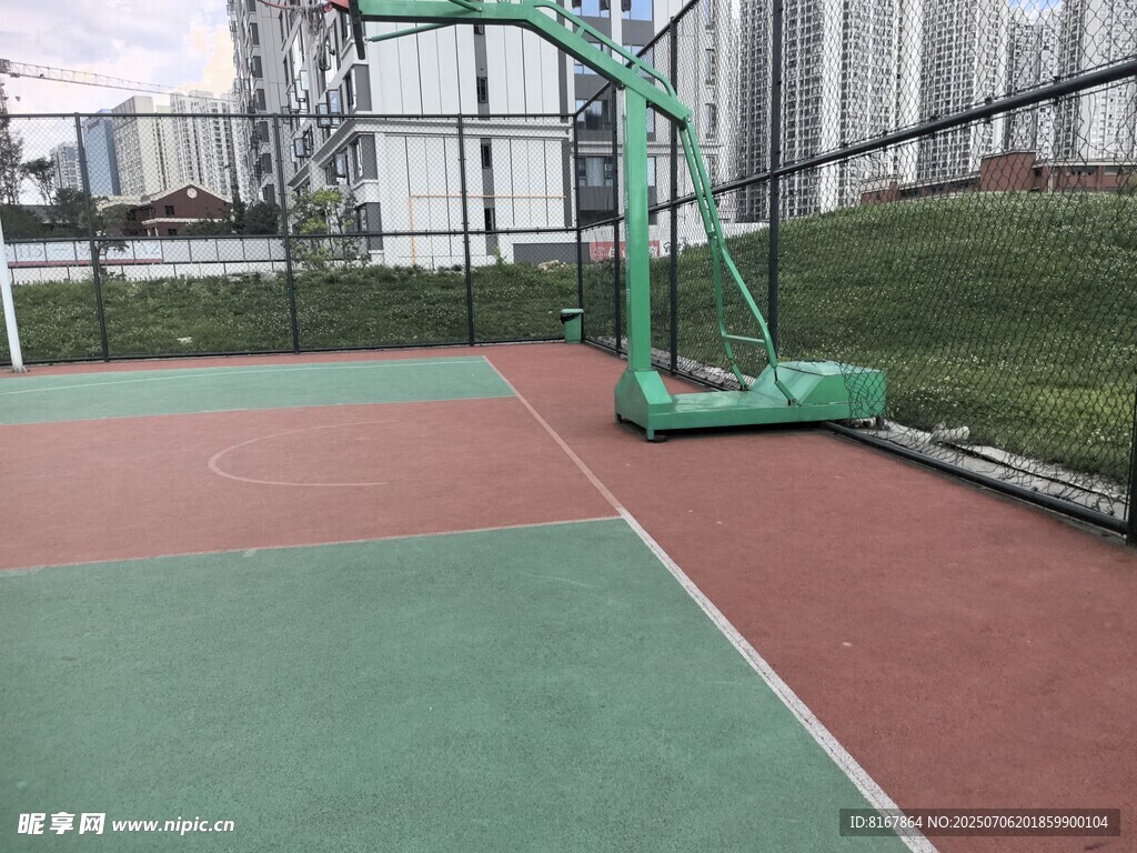 户外篮球场与篮球架