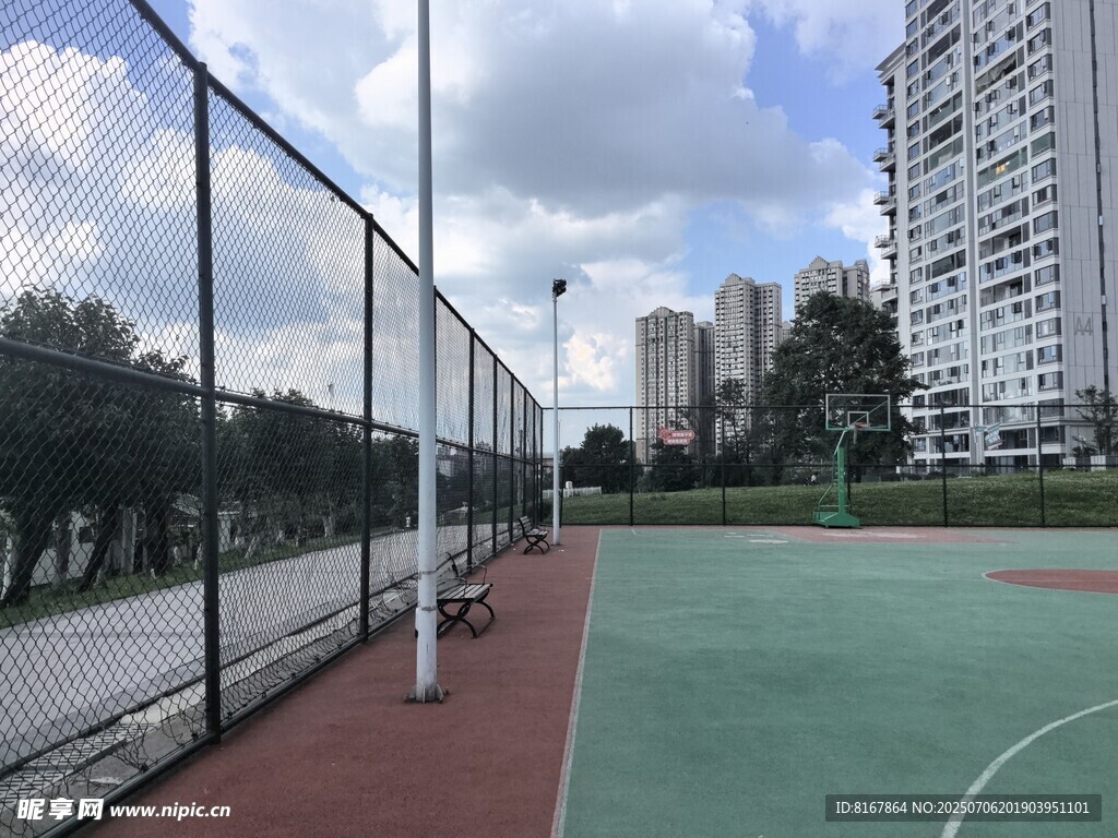 城市中的户外绿色篮球场
