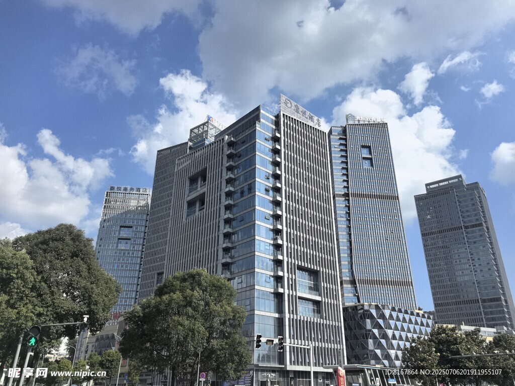 城市中的现代化高楼建筑