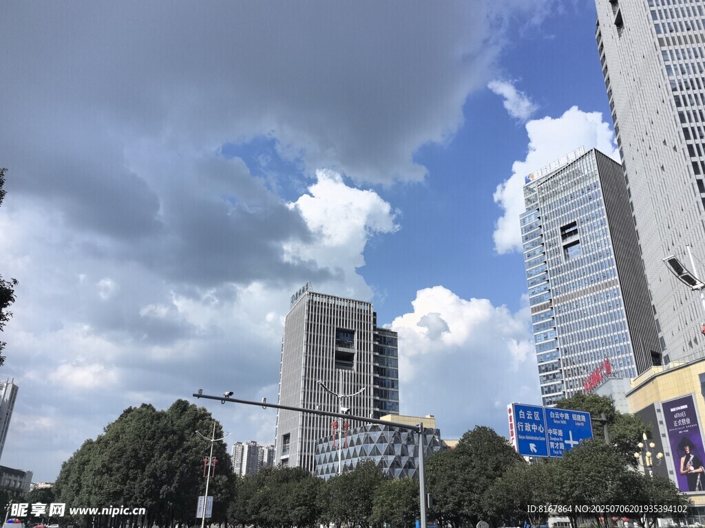 城市高楼与蓝天白云景观