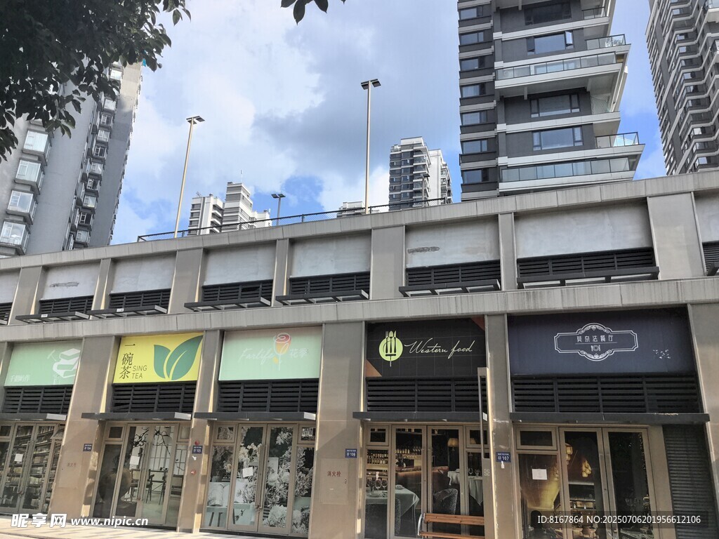 城市街边的商铺与高楼