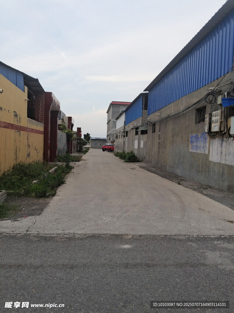 工厂间的空旷道路