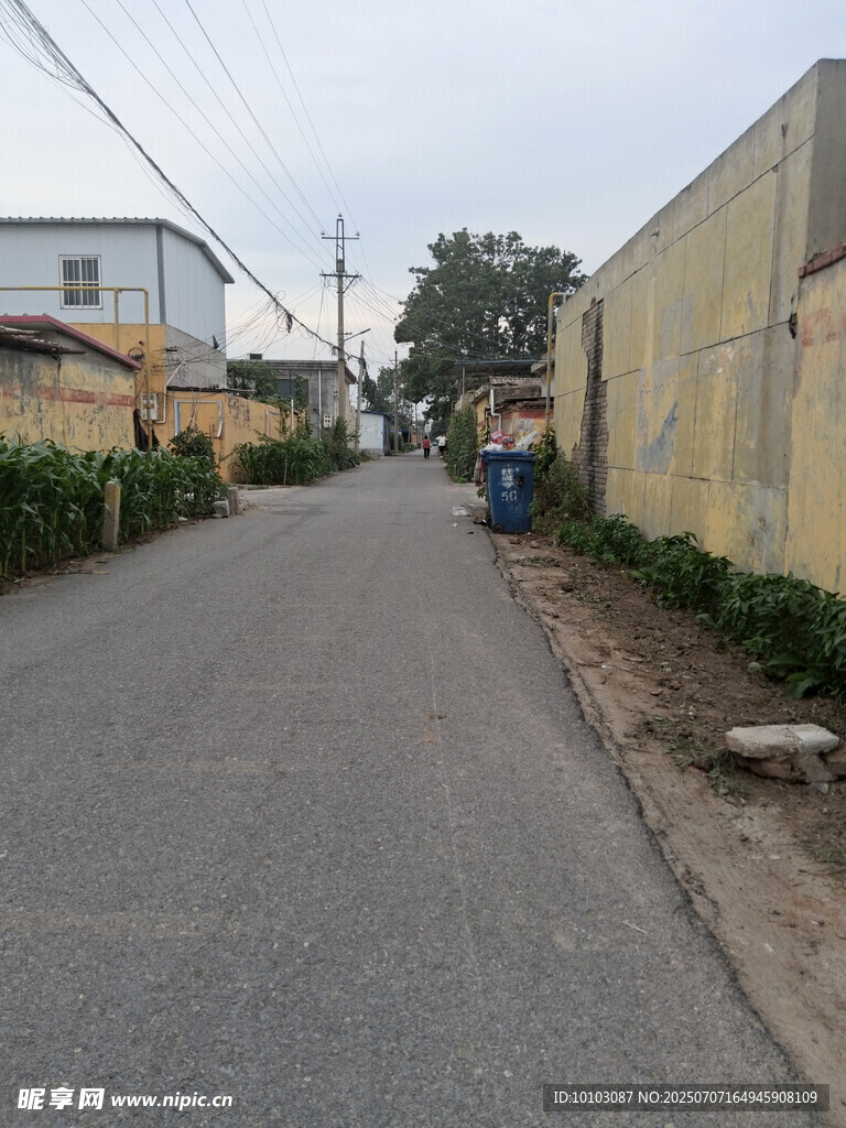 狭窄街道旁的老旧建筑