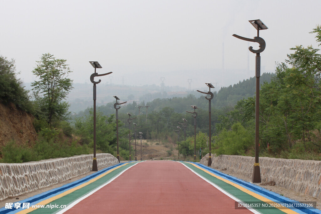 彩色步道旁的特色路灯景观