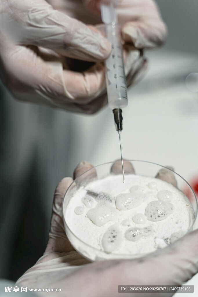 实验室中进行微生物接种操作