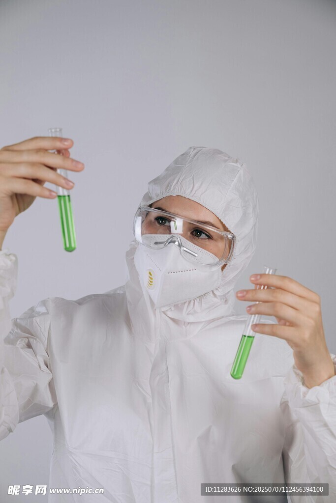 科研人员手持试管做实验