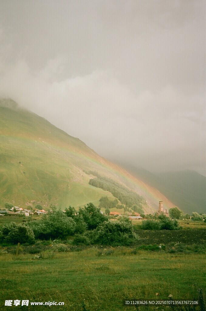 山间草地现绚丽彩虹
