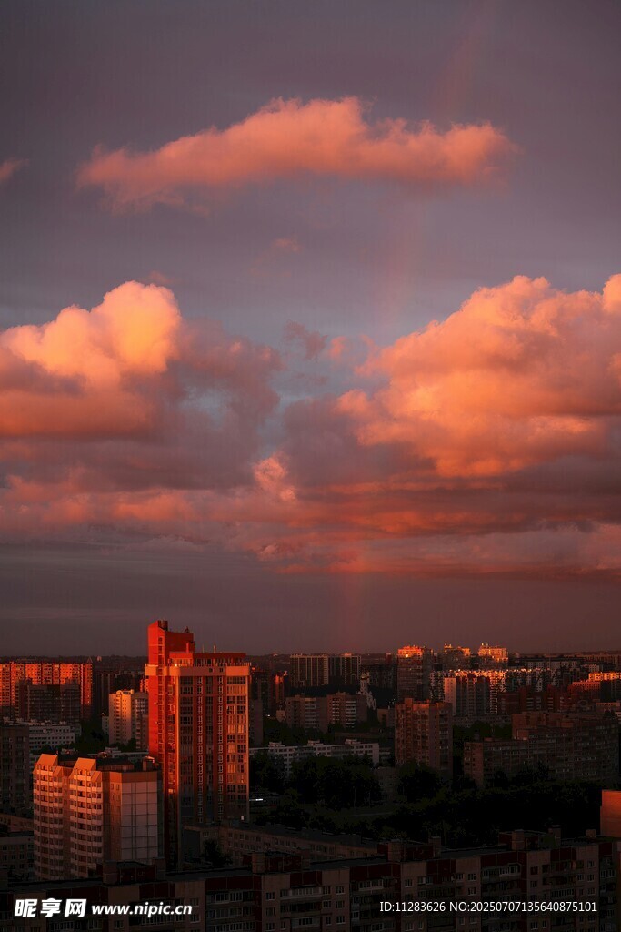 城市黄昏绚丽云霞景观