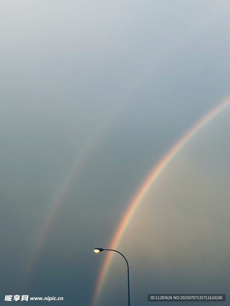 天空中的绚丽双彩虹