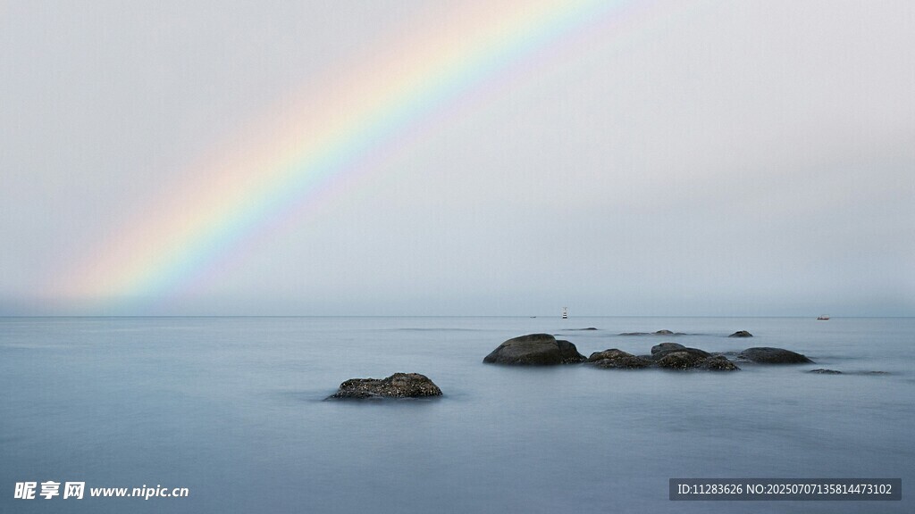 海上彩虹与礁石美景