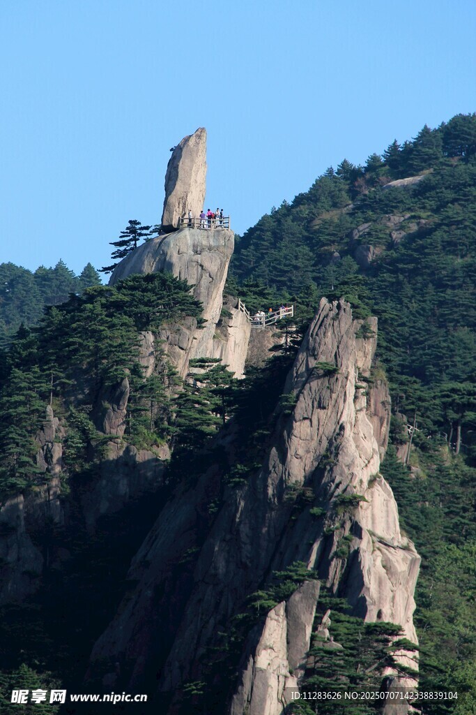 黄山奇峰耸立