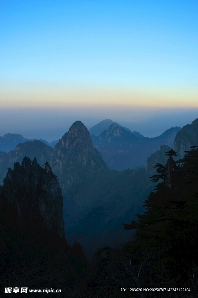 壮丽山景日出时分