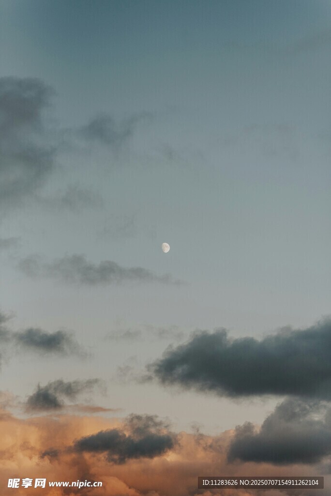 黄昏天空中的月亮与云朵
