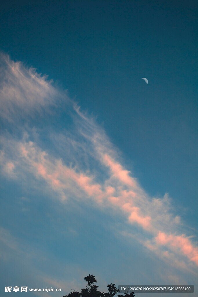 黄昏天空中的绚丽云彩