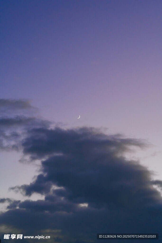 傍晚天空中的厚重云层