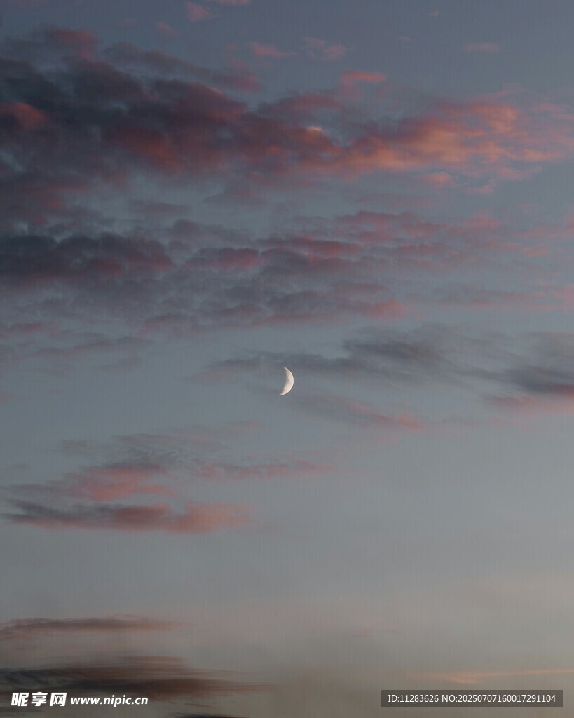 黄昏天空中的孤月