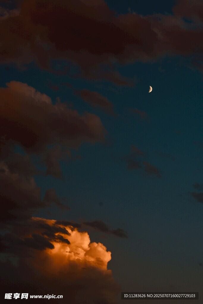夜空下的绚烂云彩